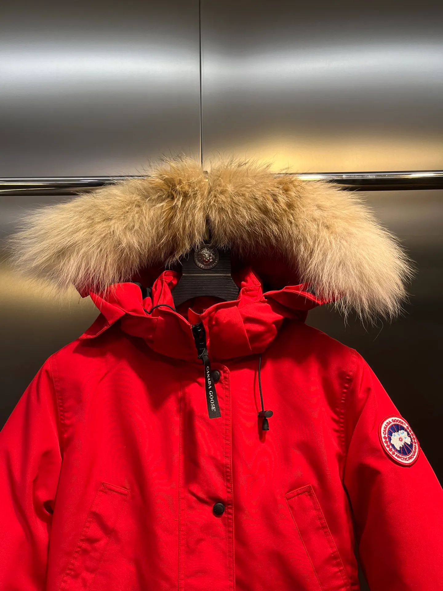 P840 Canada goose🌟 Canada Goose 07 models All in stock, 6 colors, I will never stop stocking this winter All original factory customization All details strictly required have been corrected since the beginning of this year Detachable fur collar! The workmanship and wiring are very straight! A big goose is enough for a winter. Size: 1. 90% white duck down from a conscientious manufacturer (some people brag about their own goose down, please search it on your own. Goose down is warmer and less fluffy than duck down, so good down jackets are all white duck down. There is no such thing as white goose down) 2. Upgraded fabrics with moderate hardness, waterproof, windproof and anti-fouling (Arctic Tech fabrics imported from South Korea are not comparable to fabrics dyed by some small workshops) 3. YKK No. 10 authentic zippers (Japanese customized YKK zipper, silky smooth, not stuck, officially designated) 4. Western Canadian wolf hair (Wolf hair is divided into eastern, central, and western. Western wolf hair is light in color, dense, and has good thermal insulation effect. It is the genuine Canada Goose grade) Let’s analyze and explain some details of the production 1. First, sew the liner and then fill it with down (some small factories and small workshops first fill it with down and then sew) Why? The technology is not up to par and the hardware conditions are not enough! ! ! For this step alone, we need to spend more time and money. 2. Filling the inner tank with down. We are all down filling machines to ensure that the down weight of each pill is the same. There is a video (small factory, small workshop is stuffed by hand). Why? The hardware conditions are not enough. A machine costs more than 100,000 yuan. Small factories simply cannot buy it. This means that the weight of the down in each liner cannot be guaranteed, and the warmth of high-end down jackets cannot be guaranteed. 3. For the needles of the sewing machine, we all use the top-notch No. 7 needles (small factories all use No. 10 needles). The finer the needle, the finer the needle eye, which reduces the risk of velvet and velvet running. 4. Wolf fur collar We are all spliced in whole or in large pieces (small factories mostly use broken pieces) The warmth retention of wolf fur is very good, but the splicing of scraps cannot guarantee the warmth. Color: Black, white, gray camouflage, sci-fi blue camouflage, green camouflage, sky blue, dark blue, cool gray, red. Professional Canada goose producers, we are enough this winter! We would like to sincerely thank everyone who buys our down jackets!  size：xs-xl